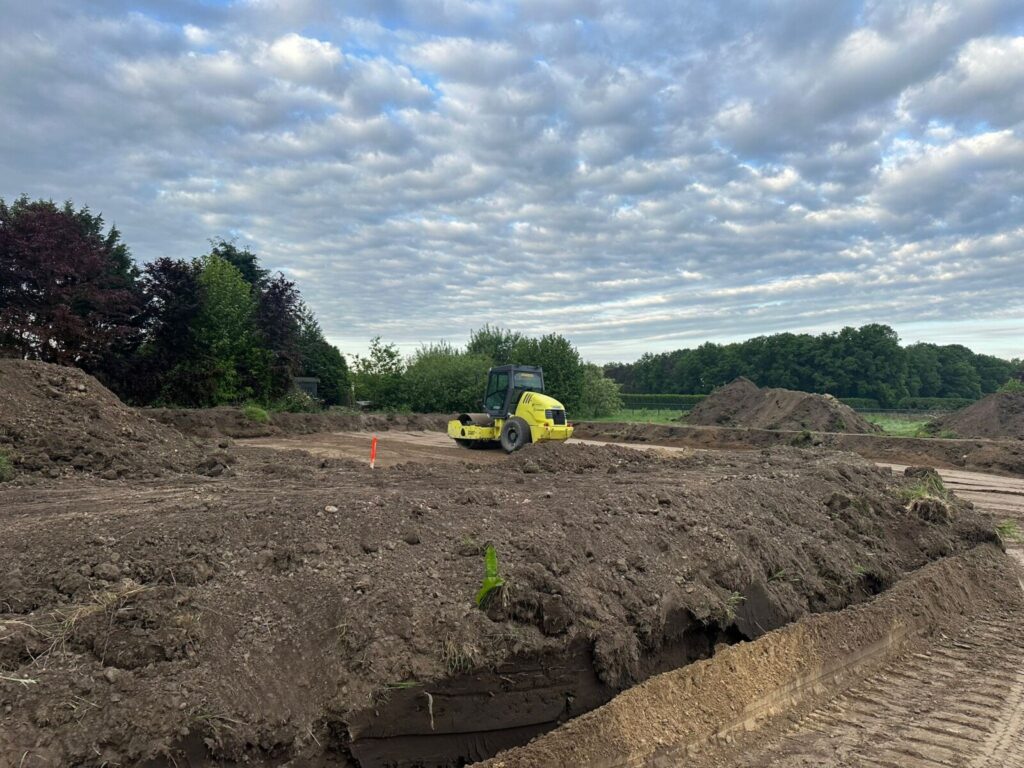 uitgraven loader woonboerderij Heibloem Eersel mei 25