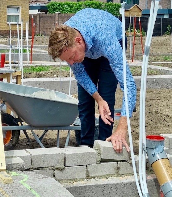 Bladelse wethouder D'Haens metselt 1e steen Vogelhof