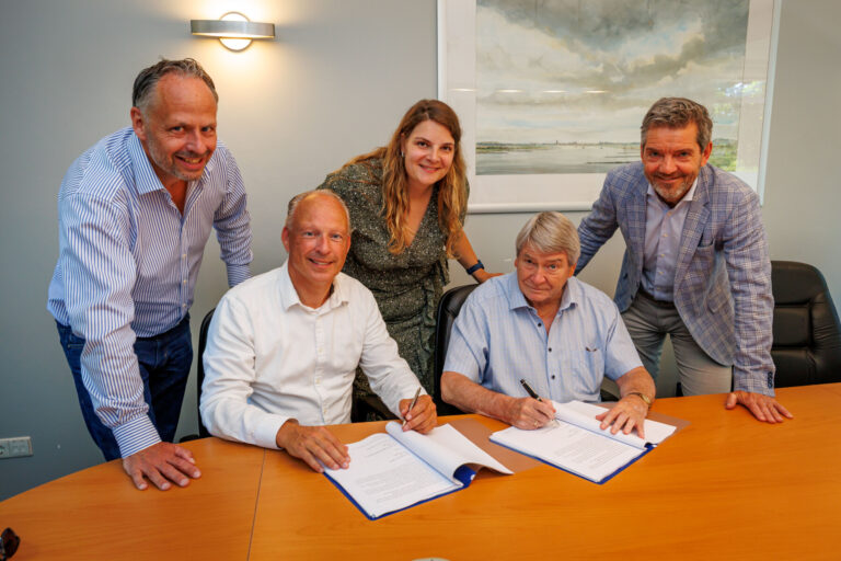 Tekenen overeenkomst Oostendorp en gemeente Tiel van het Fabrieksterrein aan de Voor de Kijkuit.vlnr: Machiel Hoek (Oostendorp), Remco Dijkstra, Marloes Timmerman (projectleider gemeente), Erik Jan Geldorp en Roel van Cromvoirt adviseur
